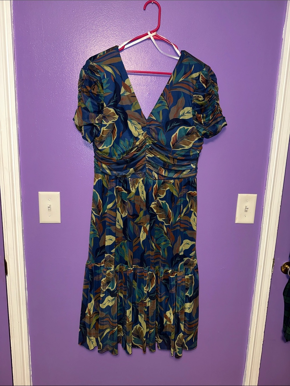 Nicole Miller Navy Leaf-Print Ruched V-Neck Midi Dress